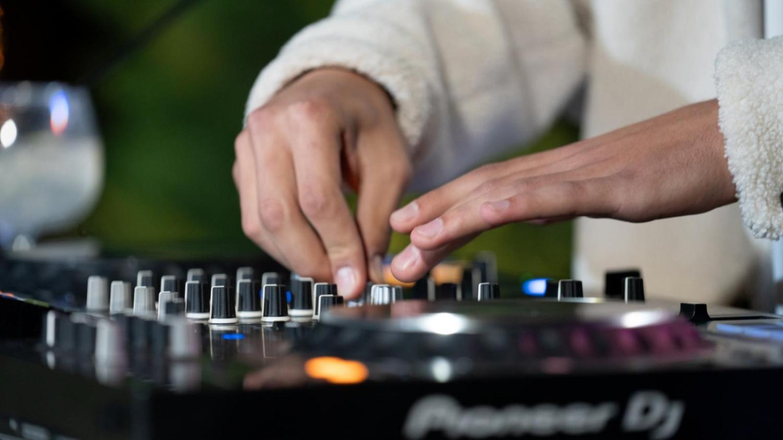 The Abdali Boulevard Hotel Ammán Exteriér fotografie A DJ using a CDJ-2000