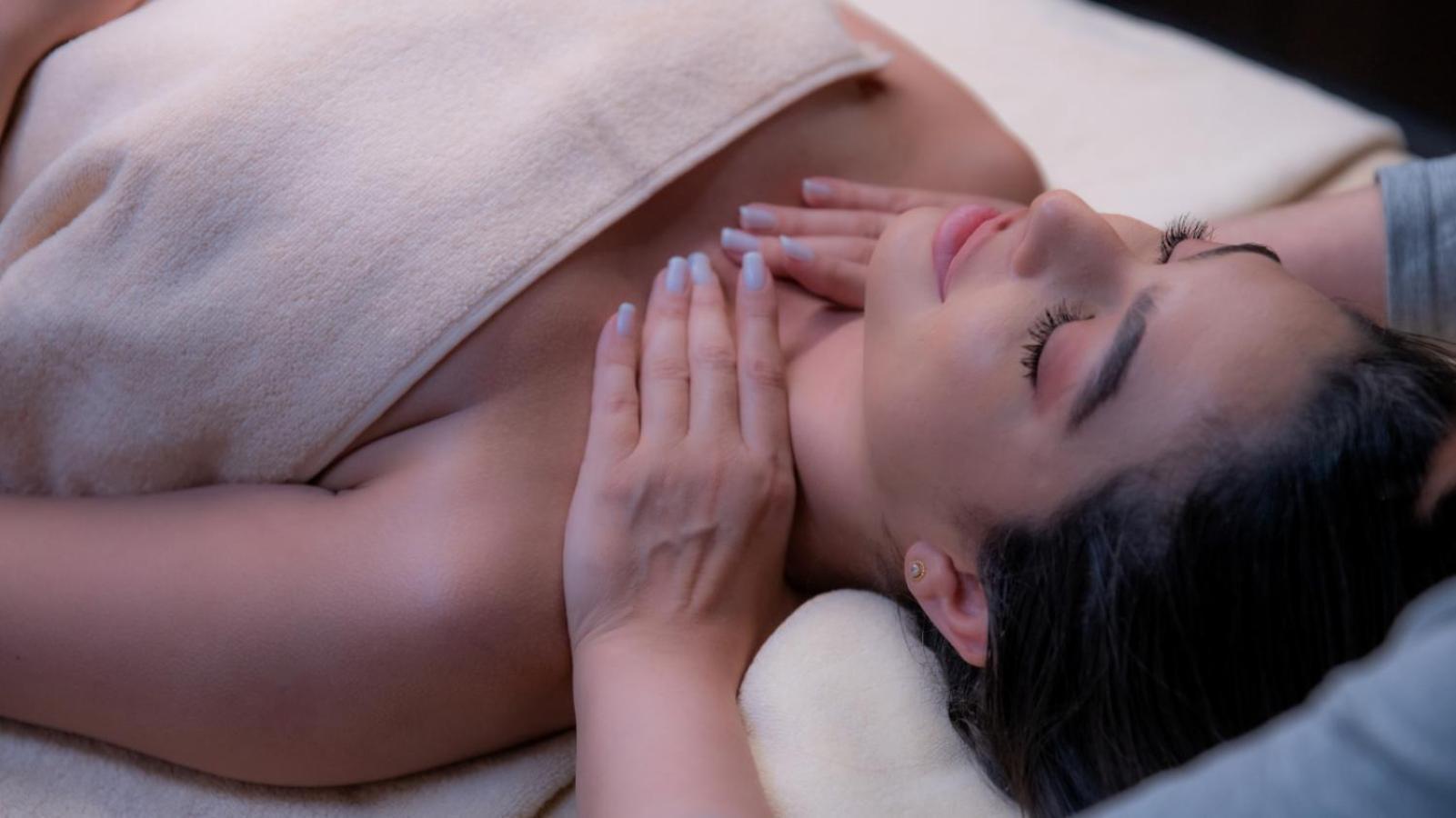 The Abdali Boulevard Hotel Ammán Exteriér fotografie A woman receiving a facial massage