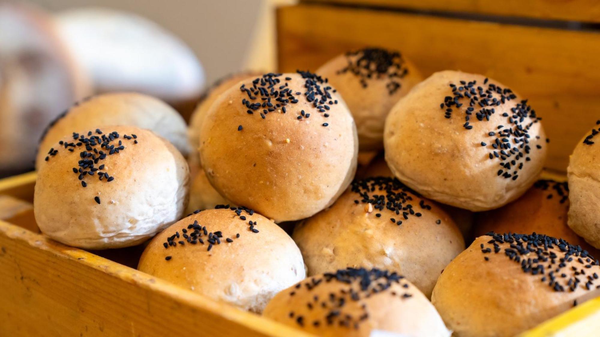 The Abdali Boulevard Hotel Ammán Exteriér fotografie Buns with sesame seeds