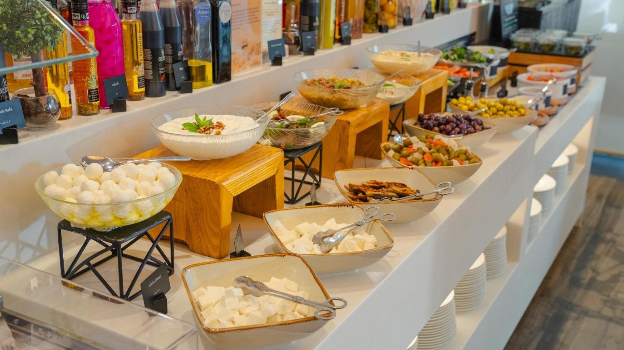 The Abdali Boulevard Hotel Ammán Exteriér fotografie A selection of Greek meze