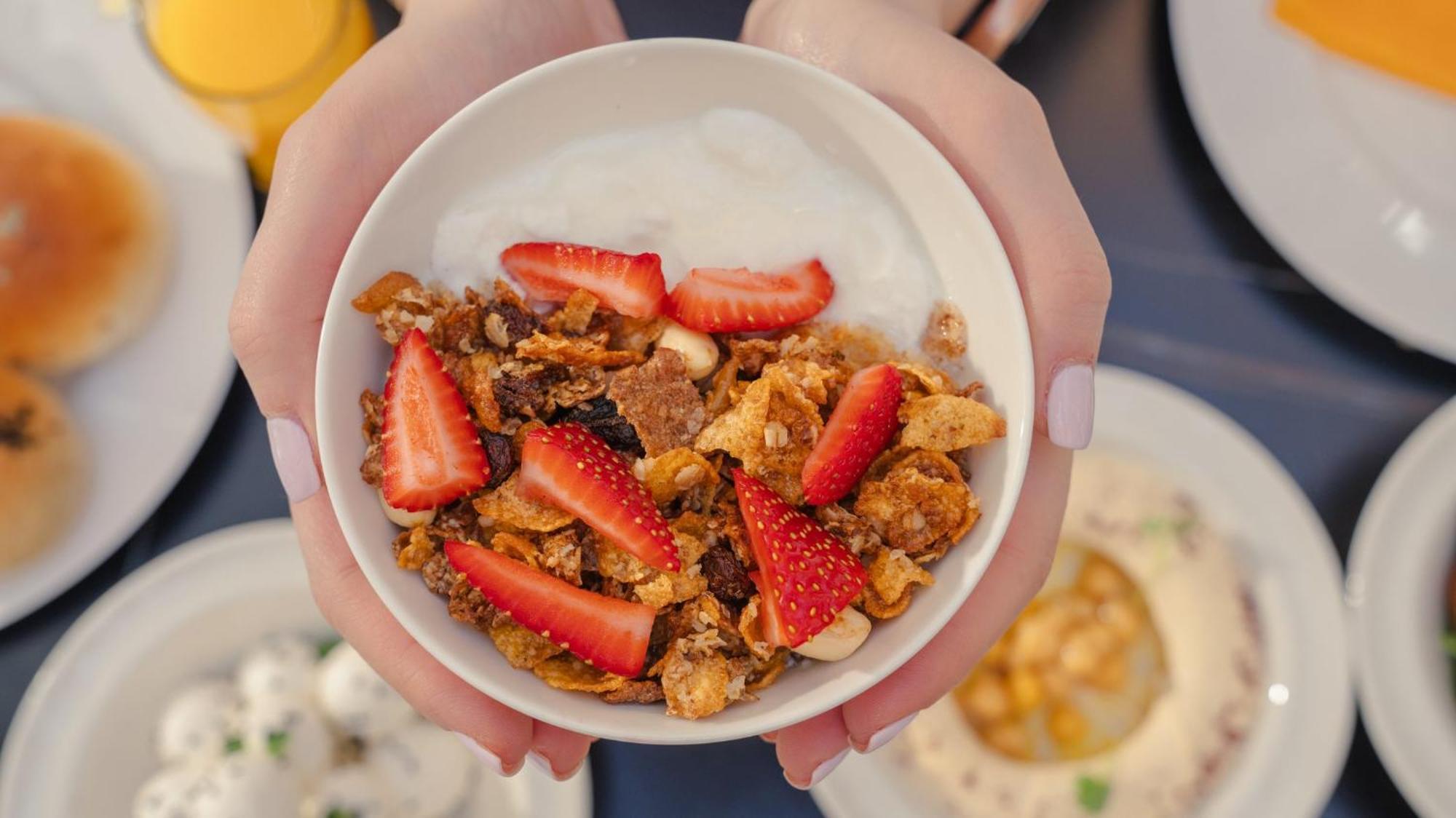 The Abdali Boulevard Hotel Ammán Exteriér fotografie A bowl of granola with strawberries